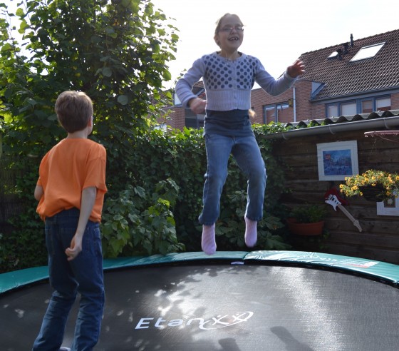 Anastasia en Nikolai op de trampoline.