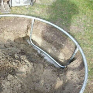 stenen onder poten trampoline