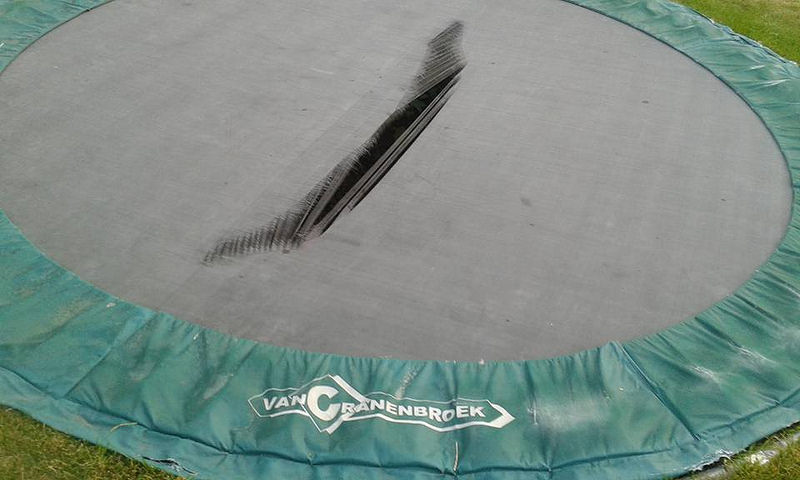 trampoline springmat met grote scheur
