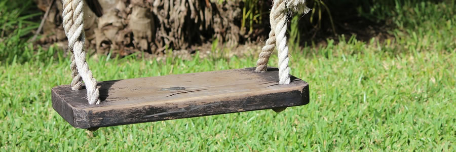 schommelzitje in kindvriendelijke tuin