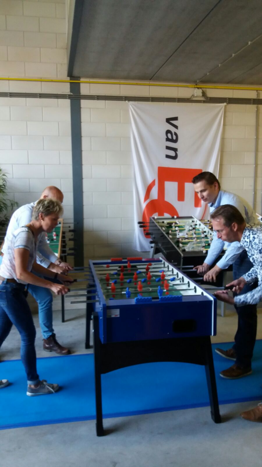 Voetbaltafel uitproberen in de showroom