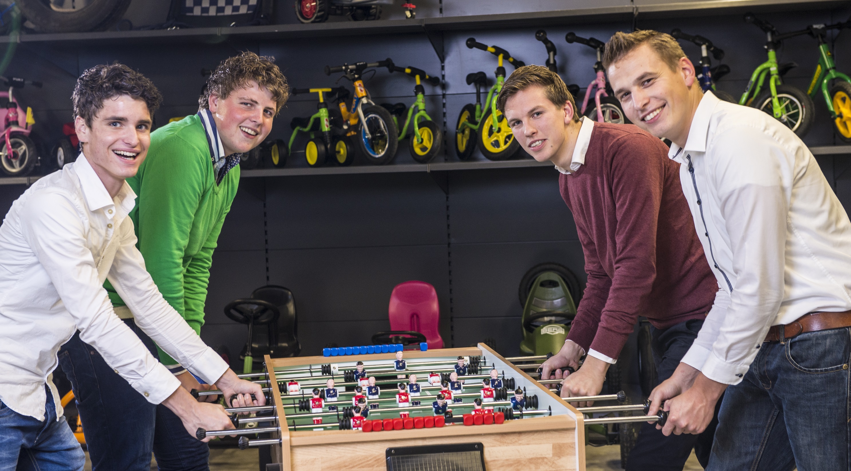 Met collega's spelen op de voetbaltafel