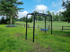 Montage_Berg_Playbase_Van_Ee_Buitenspeelgoed_Kootwijkerbroek_multifunctioneel_speeltoestel_klimwand_optrekstang_Sport_en_speelplezier_playing_kids_Happy_Families_Buitenspeelgoed_voor_kinderen_en_volwassen_schommelen_zwart_poedercoaten