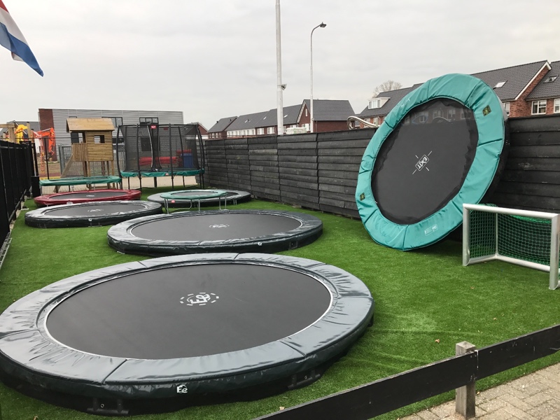 trampolines bij winkel in Kootwijkerbroek