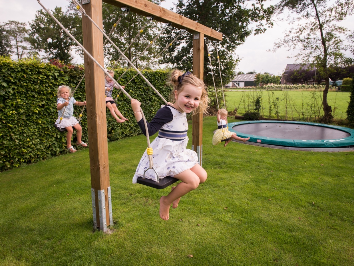 plezier op designschommel ModernPlay