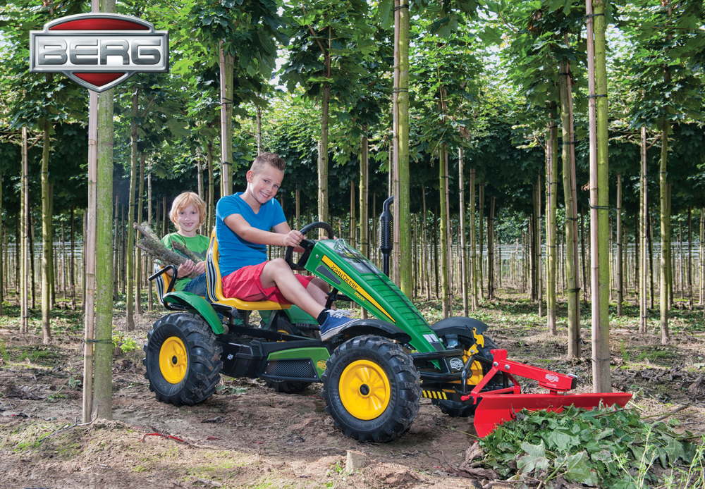 john deere skelter berg met kinderen