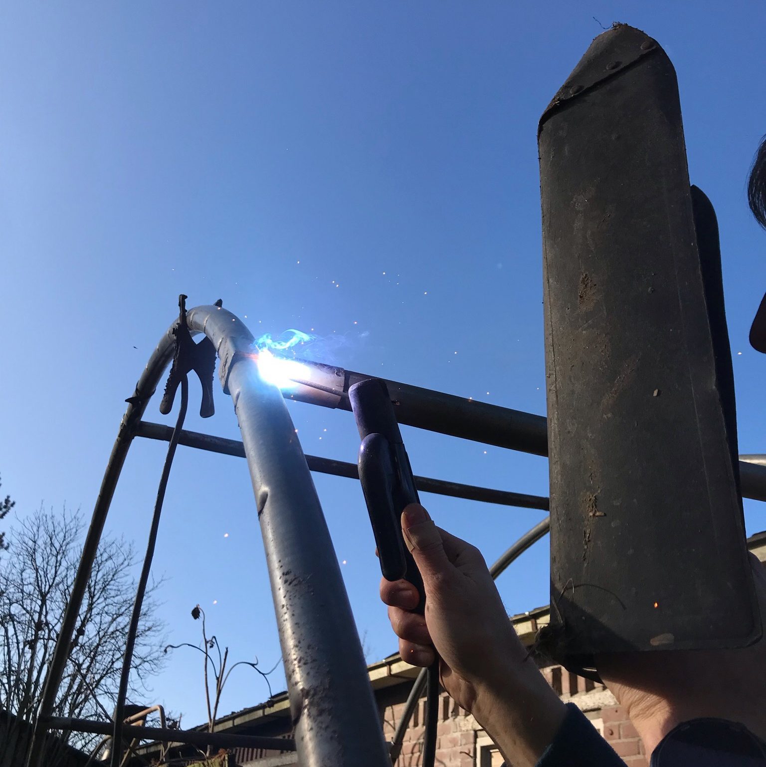 lassen aan het trampoline frame voor het geraamte van de kas