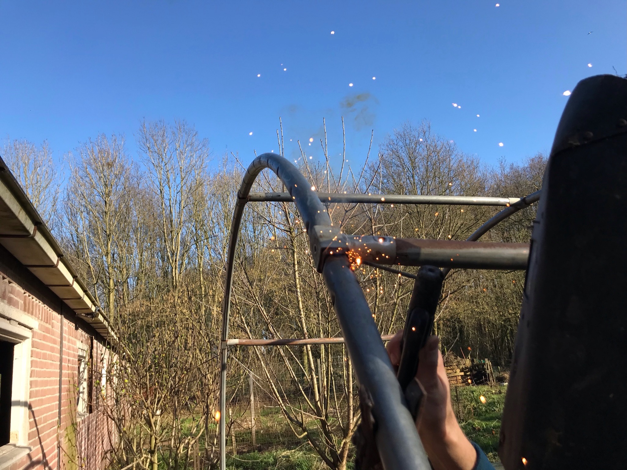 laswerk voor recycling trampolineframe naar moestuin folietunnel