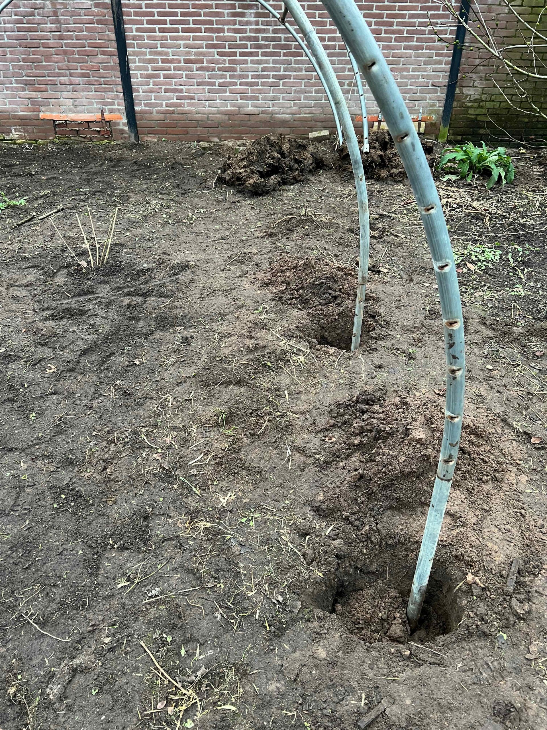 bevestiging van oude trampoline frame buizen in de grond