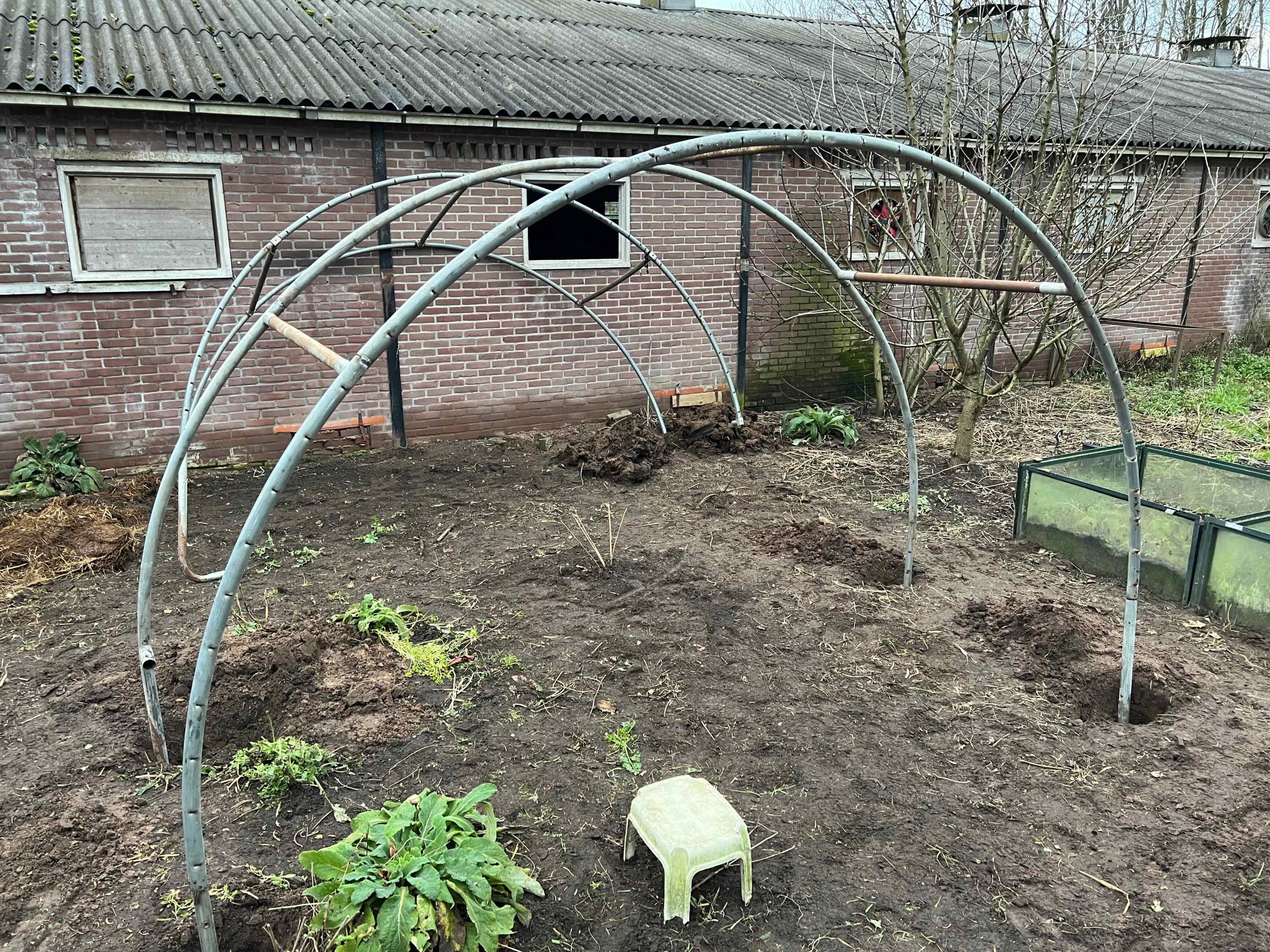 upcycling trampoline frame naar folietunnel kas