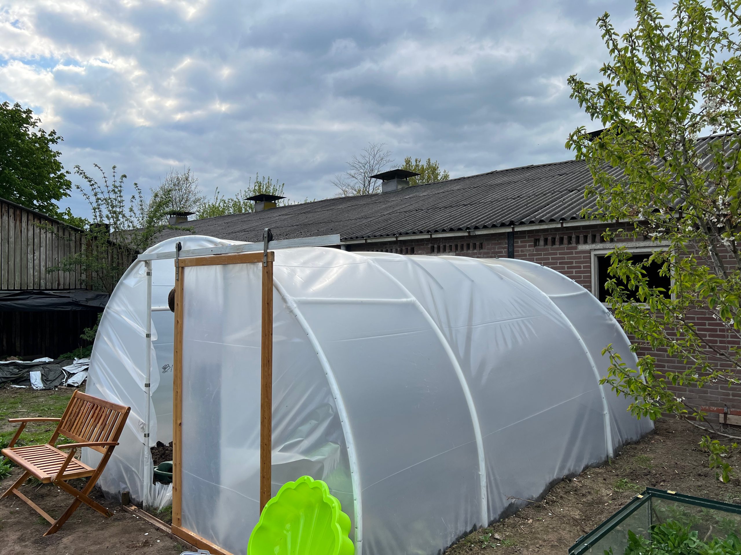 De kas is af, gemaakt van oude trampoline die we hebben hergebruikt